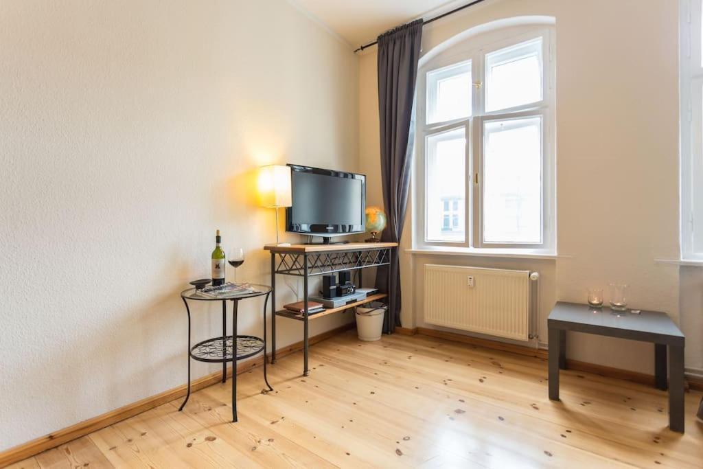 Zentrale Altbauwohnung Im Helmholtzkiez Berlin Exterior photo